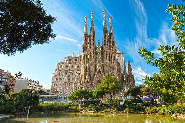 Travel Guide to Barcelona: Discovering Catalonia's Majesty